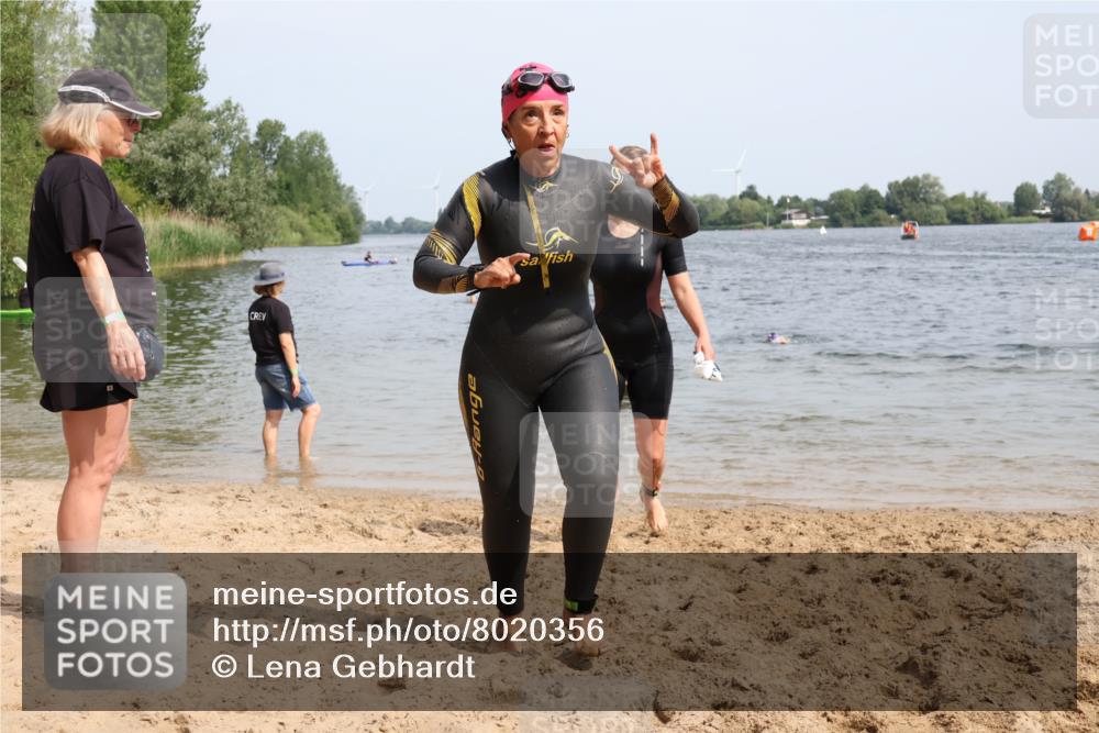 15.06.2025 - 27. Vierlanden-Triathlon Lena Gebhardt http://msf.ph/oto/8020356 15.06.2025 10:17:45 Schwimmen 485, 493, 522, 532, 537, 552, 562, 563, 571, 588, 626 meine-sportfotos.de