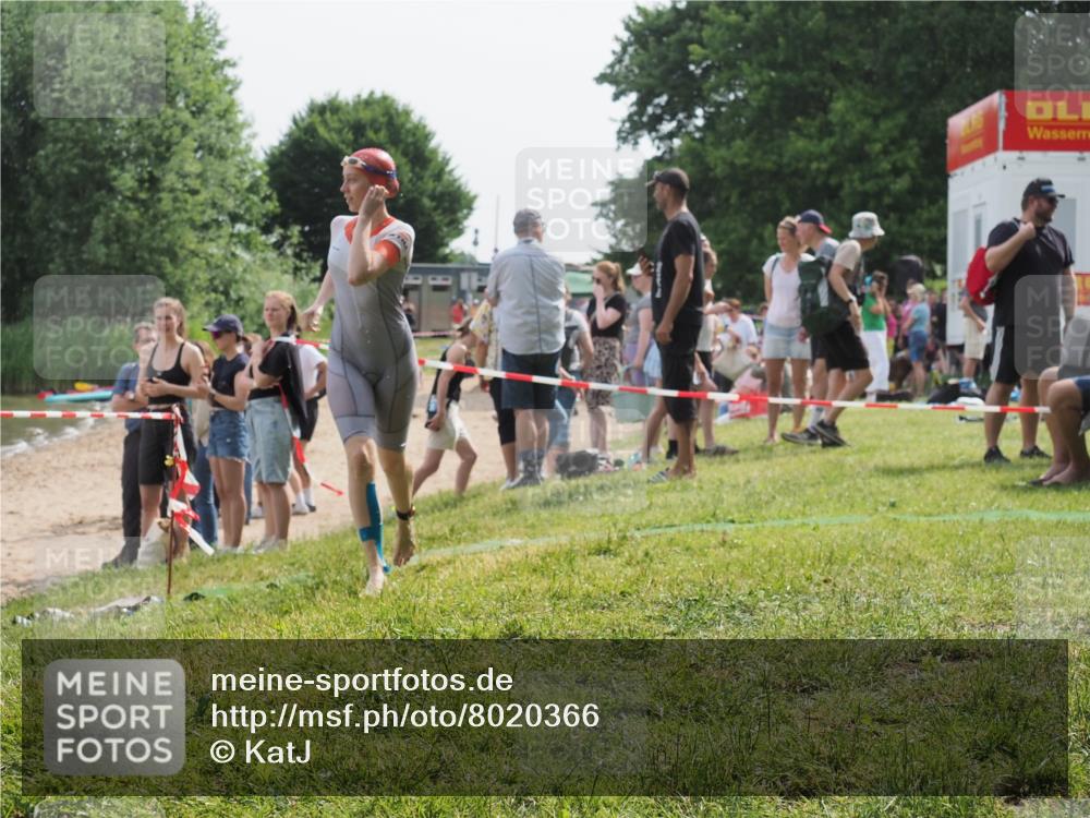 15.06.2025 - 27. Vierlanden-Triathlon KatJ http://msf.ph/oto/8020366 15.06.2025 10:20:02 Schwimmen 500, 553, 569, 578 meine-sportfotos.de