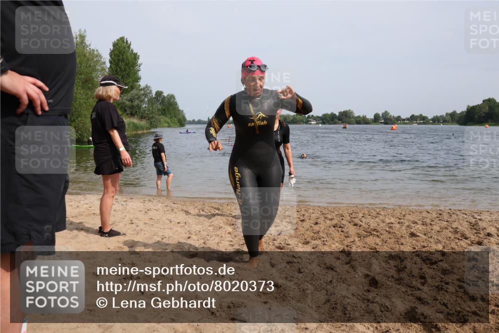 15.06.2025 - 27. Vierlanden-Triathlon Lena Gebhardt http://msf.ph/oto/8020373 15.06.2025 10:17:46 Schwimmen 493, 522, 537, 552, 562, 563, 571 meine-sportfotos.de