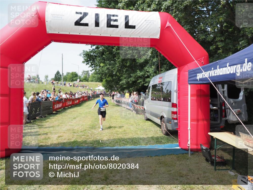21.06.2025 - 27. Vierlanden-Triathlon MichiJ http://msf.ph/oto/8020384 15.06.2026 11:36:03 Ziel 477, 542 meine-sportfotos.de