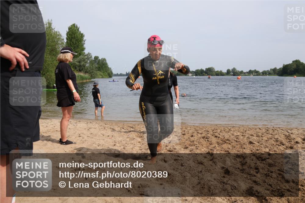 15.06.2025 - 27. Vierlanden-Triathlon Lena Gebhardt http://msf.ph/oto/8020389 15.06.2025 10:17:46 Schwimmen 493, 522, 537, 552, 562, 563, 571 meine-sportfotos.de