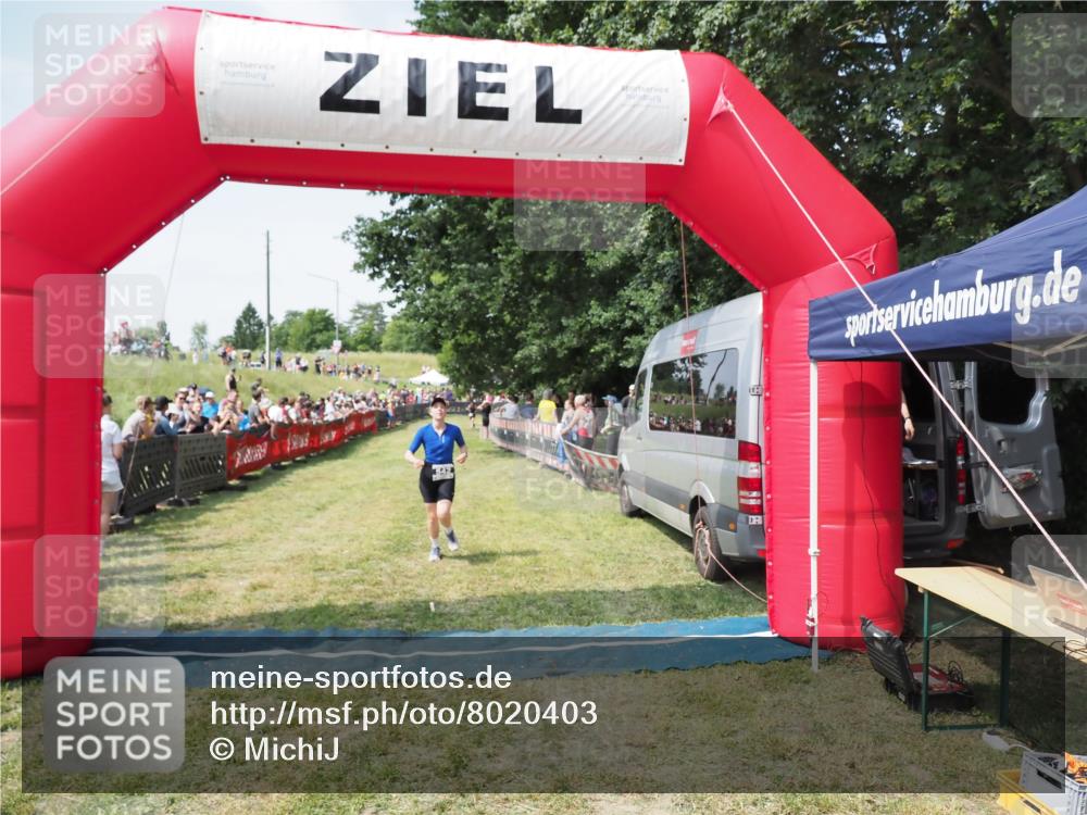 21.06.2025 - 27. Vierlanden-Triathlon MichiJ http://msf.ph/oto/8020403 15.06.2026 11:36:03 Ziel 477, 542 meine-sportfotos.de