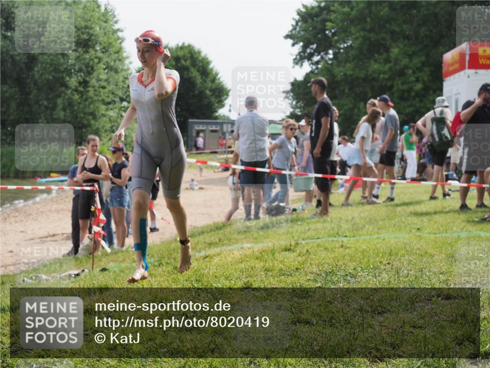 15.06.2025 - 27. Vierlanden-Triathlon KatJ http://msf.ph/oto/8020419 15.06.2025 10:20:03 Schwimmen 500, 553, 569, 578 meine-sportfotos.de