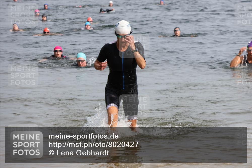 15.06.2025 - 27. Vierlanden-Triathlon Lena Gebhardt http://msf.ph/oto/8020427 15.06.2025 10:17:49 Schwimmen 493, 522, 563, 571 meine-sportfotos.de