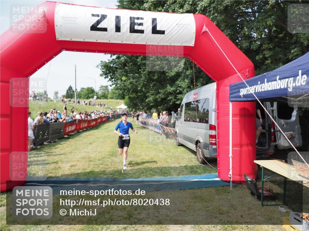 21.06.2025 - 27. Vierlanden-Triathlon MichiJ http://msf.ph/oto/8020438 15.06.2026 11:36:04 Ziel 477, 542 meine-sportfotos.de