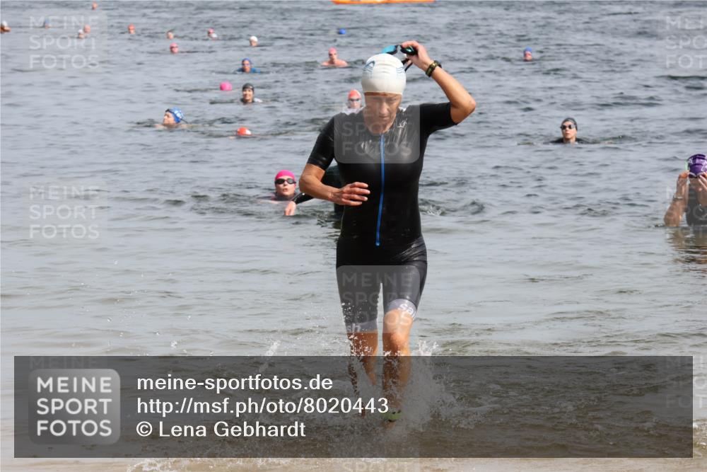 15.06.2025 - 27. Vierlanden-Triathlon Lena Gebhardt http://msf.ph/oto/8020443 15.06.2025 10:17:51 Schwimmen 522, 563, 571 meine-sportfotos.de