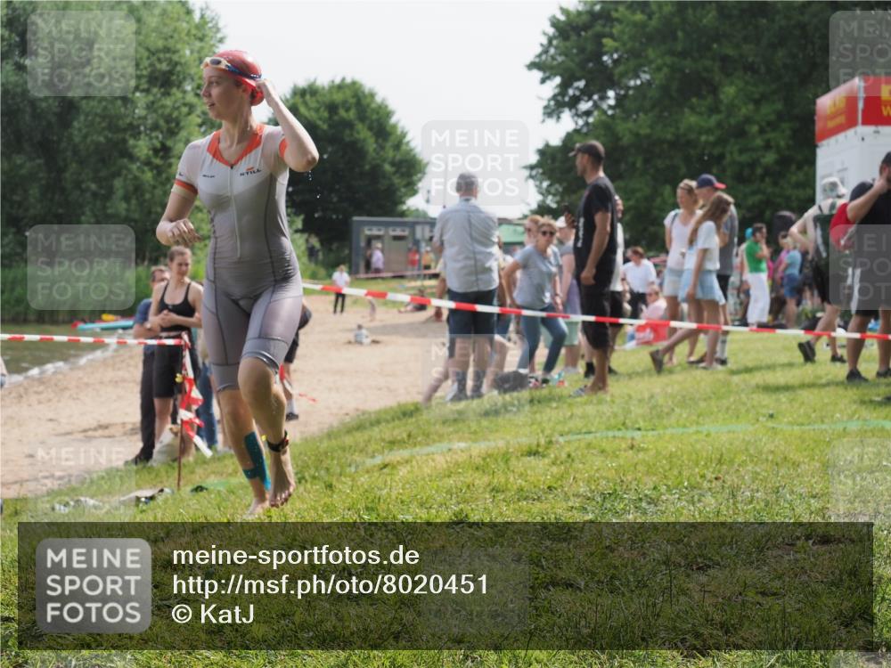 15.06.2025 - 27. Vierlanden-Triathlon KatJ http://msf.ph/oto/8020451 15.06.2025 10:20:03 Schwimmen 500, 553, 569, 578 meine-sportfotos.de