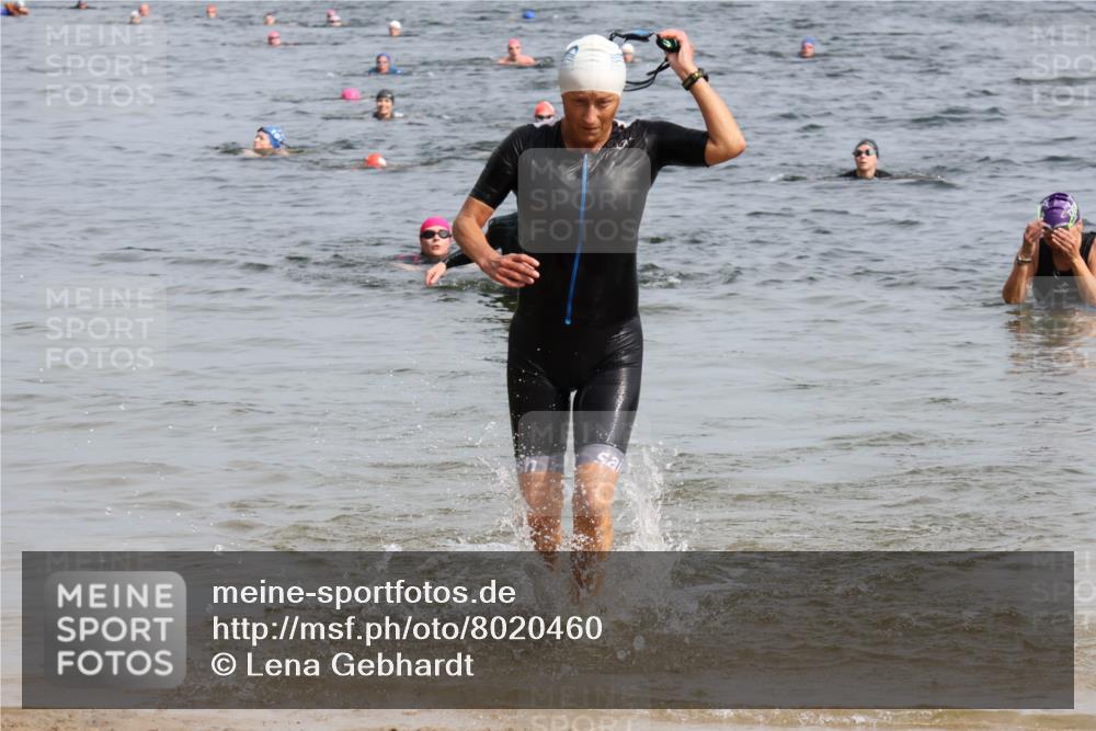 15.06.2025 - 27. Vierlanden-Triathlon Lena Gebhardt http://msf.ph/oto/8020460 15.06.2025 10:17:51 Schwimmen 522, 563, 571 meine-sportfotos.de