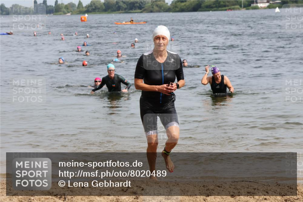 15.06.2025 - 27. Vierlanden-Triathlon Lena Gebhardt http://msf.ph/oto/8020489 15.06.2025 10:17:52 Schwimmen 522, 563, 571 meine-sportfotos.de