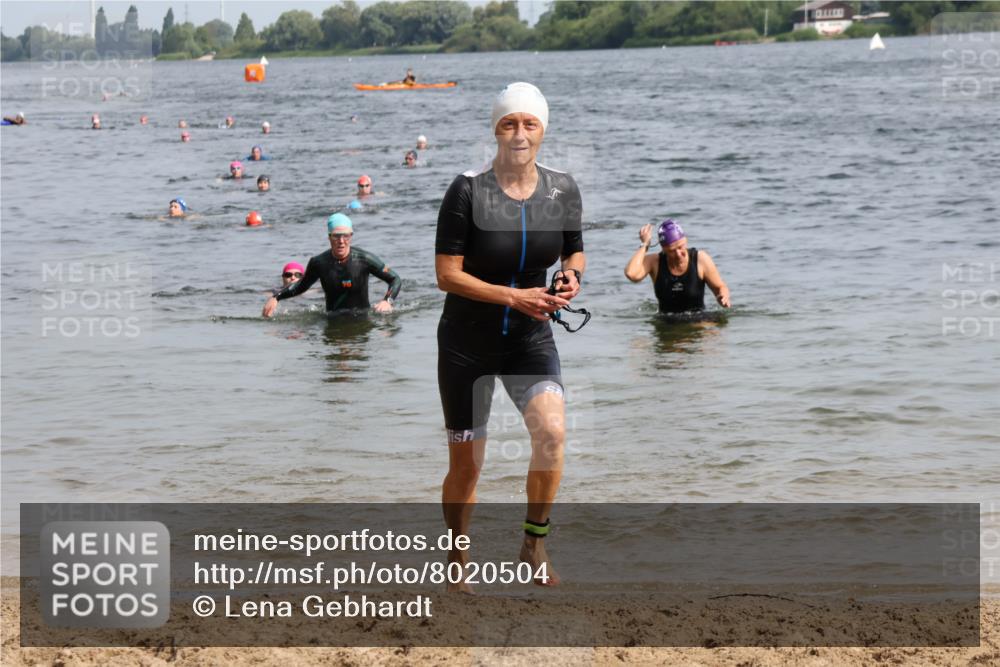 15.06.2025 - 27. Vierlanden-Triathlon Lena Gebhardt http://msf.ph/oto/8020504 15.06.2025 10:17:52 Schwimmen 522, 563, 571 meine-sportfotos.de