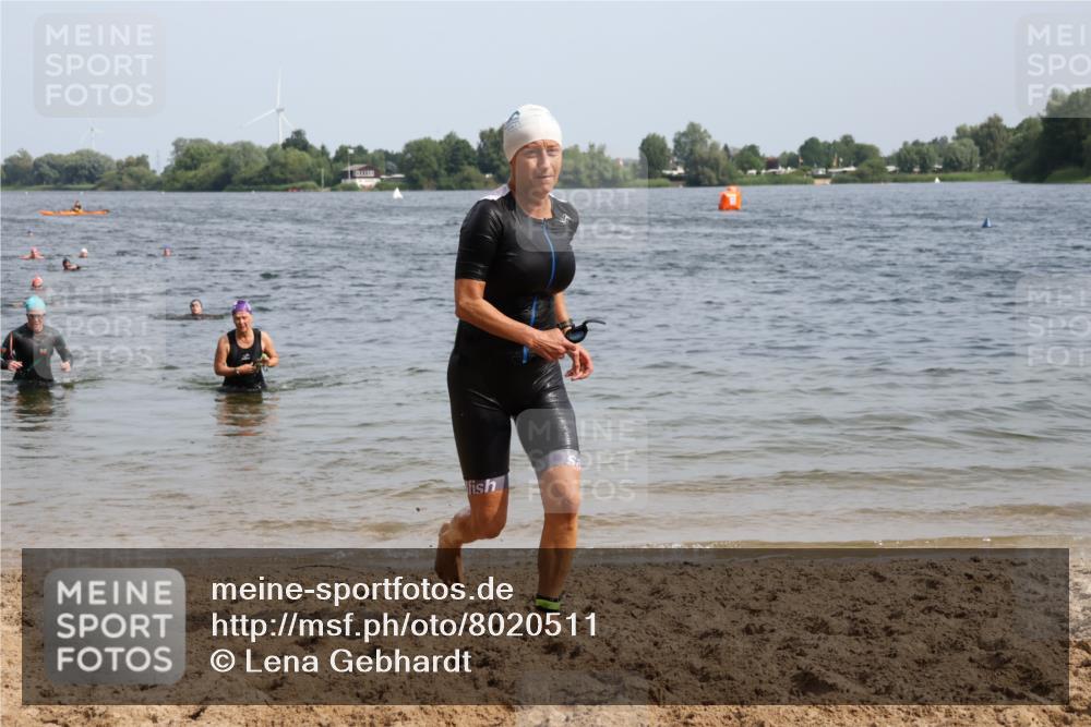 15.06.2025 - 27. Vierlanden-Triathlon Lena Gebhardt http://msf.ph/oto/8020511 15.06.2025 10:17:53 Schwimmen 522, 563, 571 meine-sportfotos.de