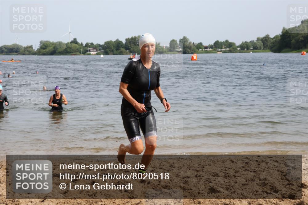 15.06.2025 - 27. Vierlanden-Triathlon Lena Gebhardt http://msf.ph/oto/8020518 15.06.2025 10:17:53 Schwimmen 522, 563, 571 meine-sportfotos.de