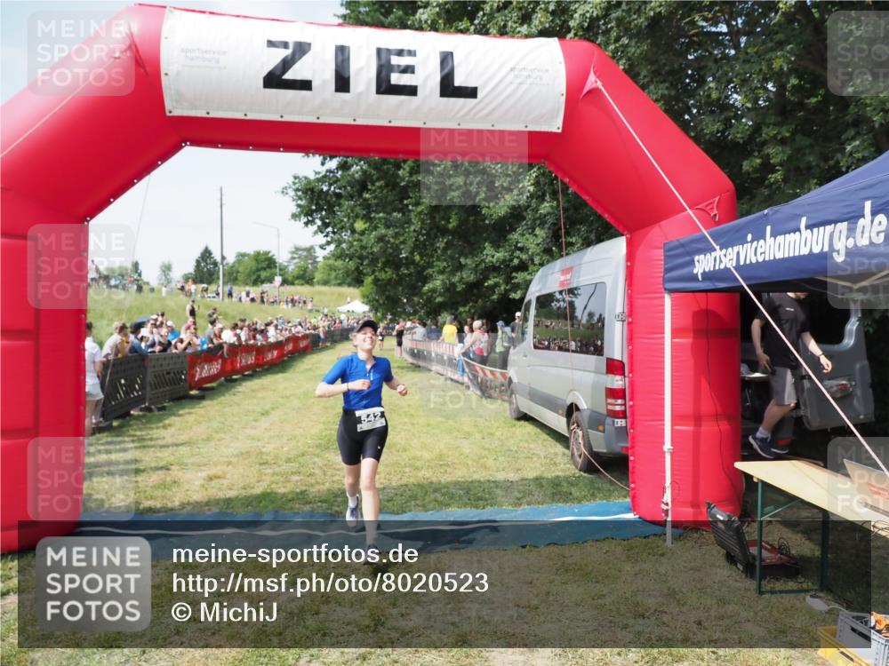 21.06.2025 - 27. Vierlanden-Triathlon MichiJ http://msf.ph/oto/8020523 15.06.2026 11:36:04 Ziel 477, 542 meine-sportfotos.de