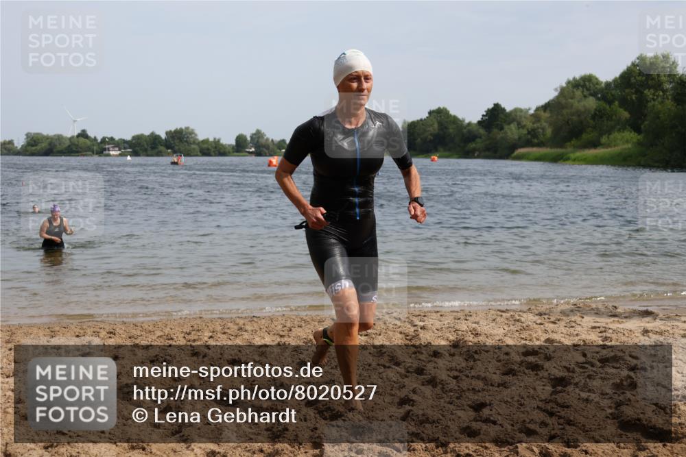 15.06.2025 - 27. Vierlanden-Triathlon Lena Gebhardt http://msf.ph/oto/8020527 15.06.2025 10:17:54 Schwimmen 515, 522, 563, 571 meine-sportfotos.de