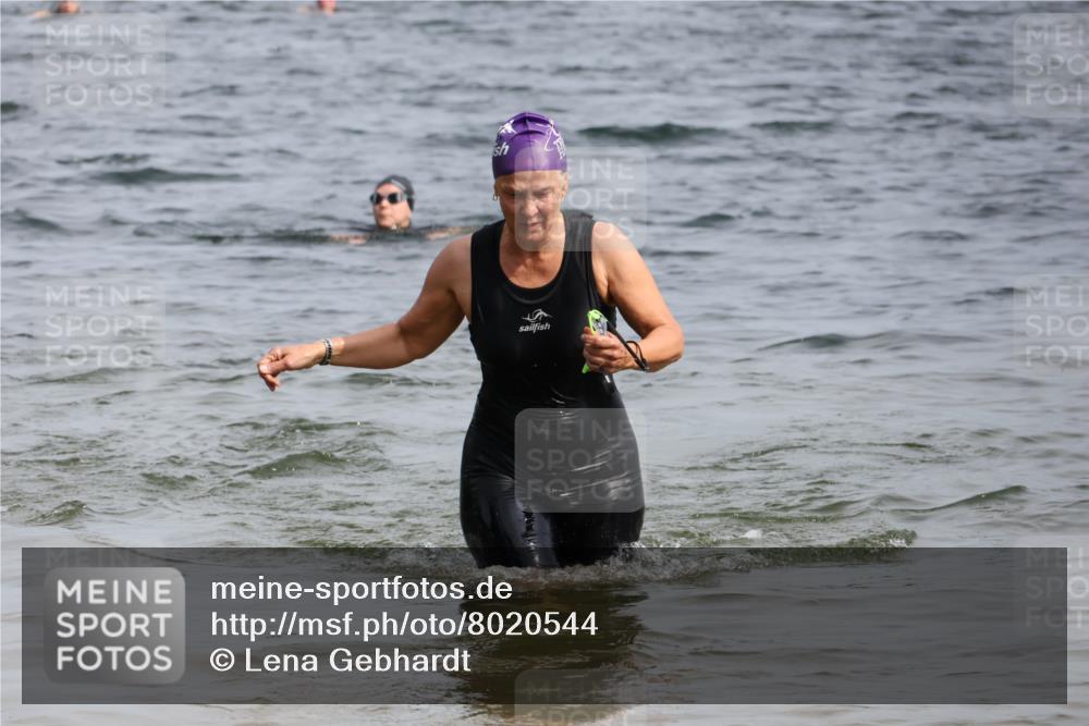 15.06.2025 - 27. Vierlanden-Triathlon Lena Gebhardt http://msf.ph/oto/8020544 15.06.2025 10:17:56 Schwimmen 515, 522, 550, 563, 571, 629 meine-sportfotos.de