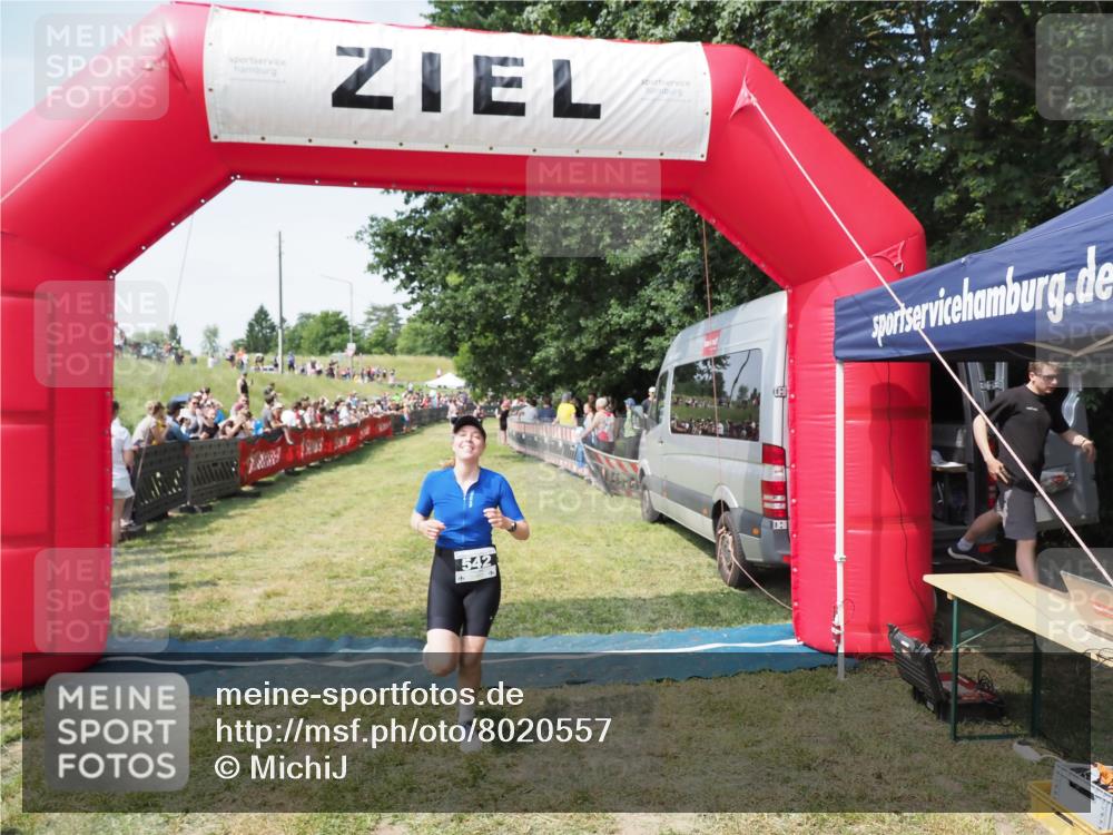 21.06.2025 - 27. Vierlanden-Triathlon MichiJ http://msf.ph/oto/8020557 15.06.2026 11:36:05 Ziel 542 meine-sportfotos.de