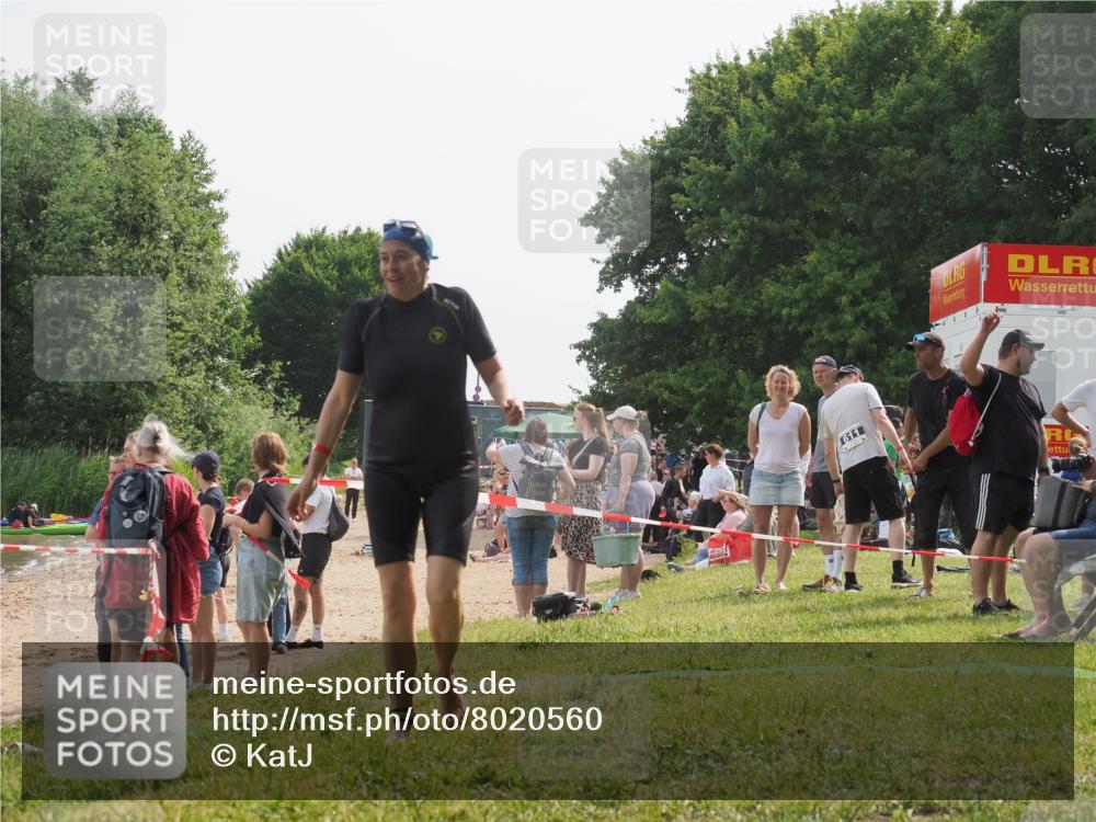 15.06.2025 - 27. Vierlanden-Triathlon KatJ http://msf.ph/oto/8020560 15.06.2025 10:20:36 Schwimmen 619 meine-sportfotos.de