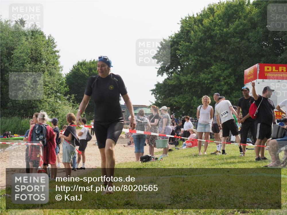 15.06.2025 - 27. Vierlanden-Triathlon KatJ http://msf.ph/oto/8020565 15.06.2025 10:20:36 Schwimmen 619 meine-sportfotos.de