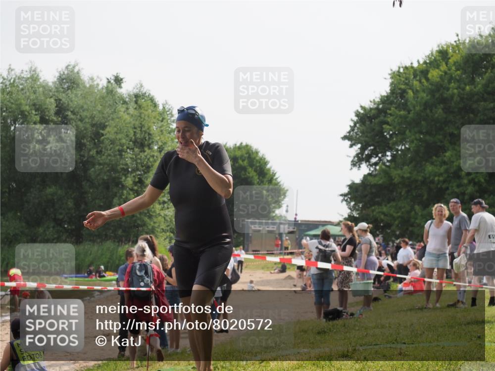 15.06.2025 - 27. Vierlanden-Triathlon KatJ http://msf.ph/oto/8020572 15.06.2025 10:20:37 Schwimmen 619 meine-sportfotos.de
