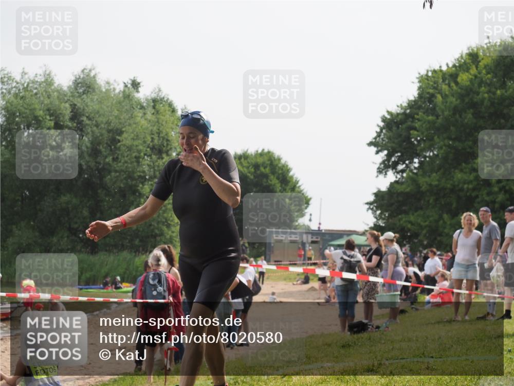 15.06.2025 - 27. Vierlanden-Triathlon KatJ http://msf.ph/oto/8020580 15.06.2025 10:20:37 Schwimmen 619 meine-sportfotos.de