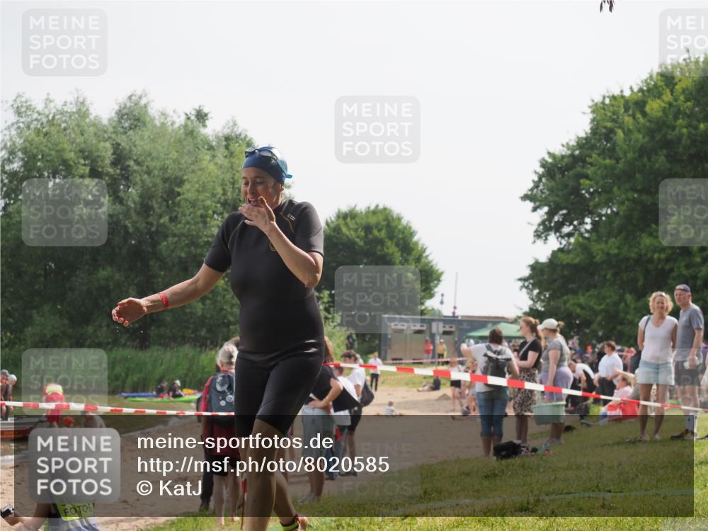 15.06.2025 - 27. Vierlanden-Triathlon KatJ http://msf.ph/oto/8020585 15.06.2025 10:20:37 Schwimmen 619 meine-sportfotos.de