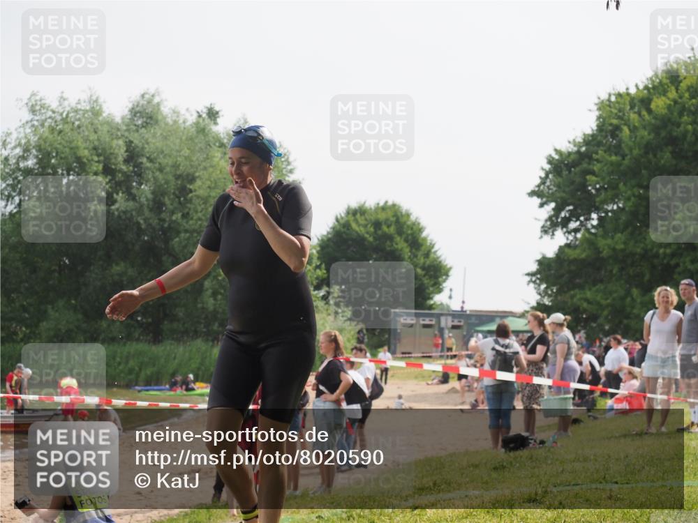 15.06.2025 - 27. Vierlanden-Triathlon KatJ http://msf.ph/oto/8020590 15.06.2025 10:20:37 Schwimmen 619 meine-sportfotos.de