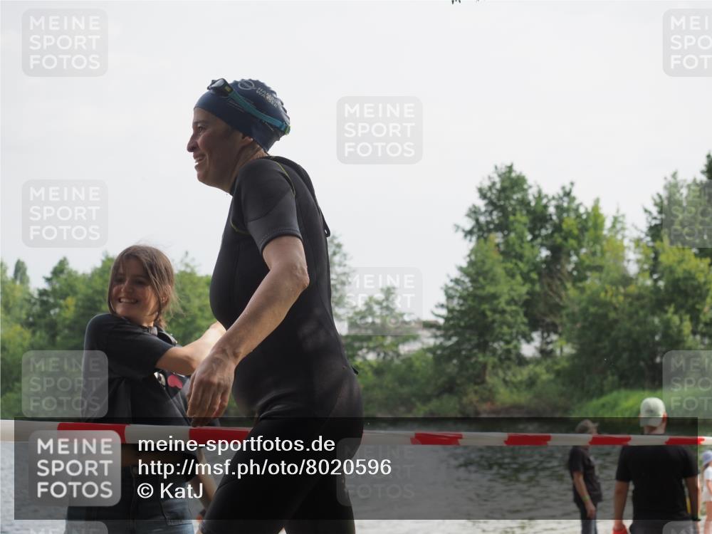 15.06.2025 - 27. Vierlanden-Triathlon KatJ http://msf.ph/oto/8020596 15.06.2025 10:20:40 Schwimmen 619 meine-sportfotos.de