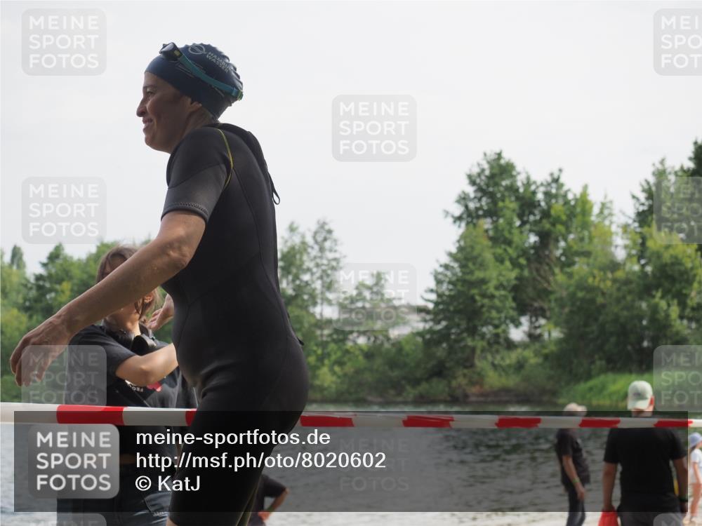 15.06.2025 - 27. Vierlanden-Triathlon KatJ http://msf.ph/oto/8020602 15.06.2025 10:20:40 Schwimmen 619 meine-sportfotos.de