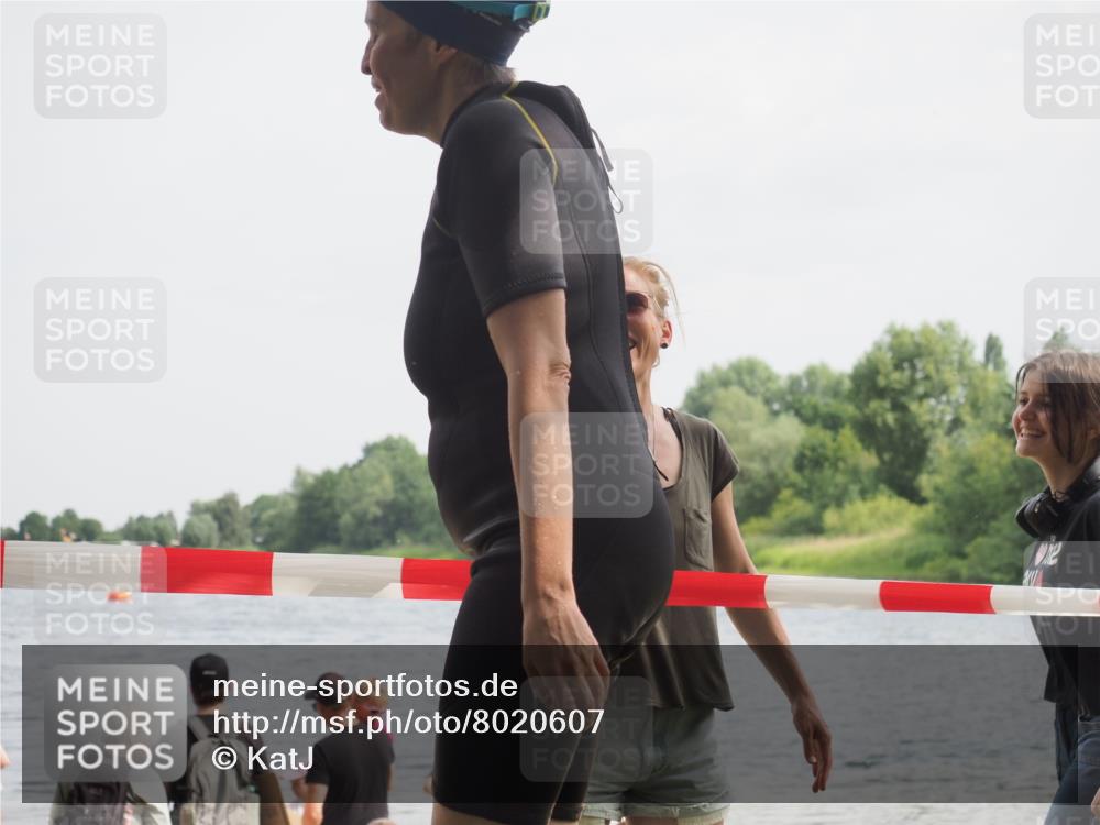 15.06.2025 - 27. Vierlanden-Triathlon KatJ http://msf.ph/oto/8020607 15.06.2025 10:20:41 Schwimmen 619 meine-sportfotos.de