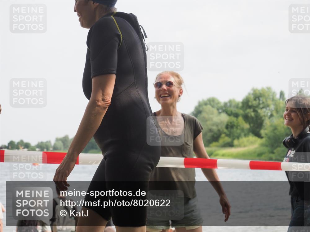 15.06.2025 - 27. Vierlanden-Triathlon KatJ http://msf.ph/oto/8020622 15.06.2025 10:20:41 Schwimmen 619 meine-sportfotos.de