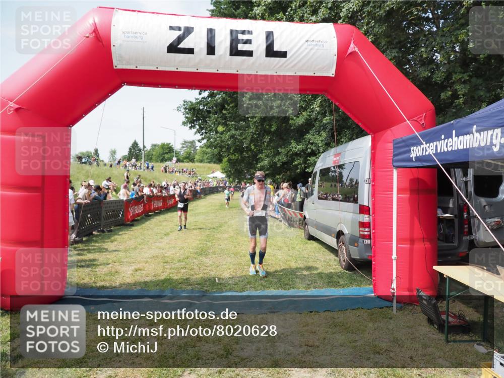 21.06.2025 - 27. Vierlanden-Triathlon MichiJ http://msf.ph/oto/8020628 15.06.2026 11:36:15 Ziel 378, 403 meine-sportfotos.de