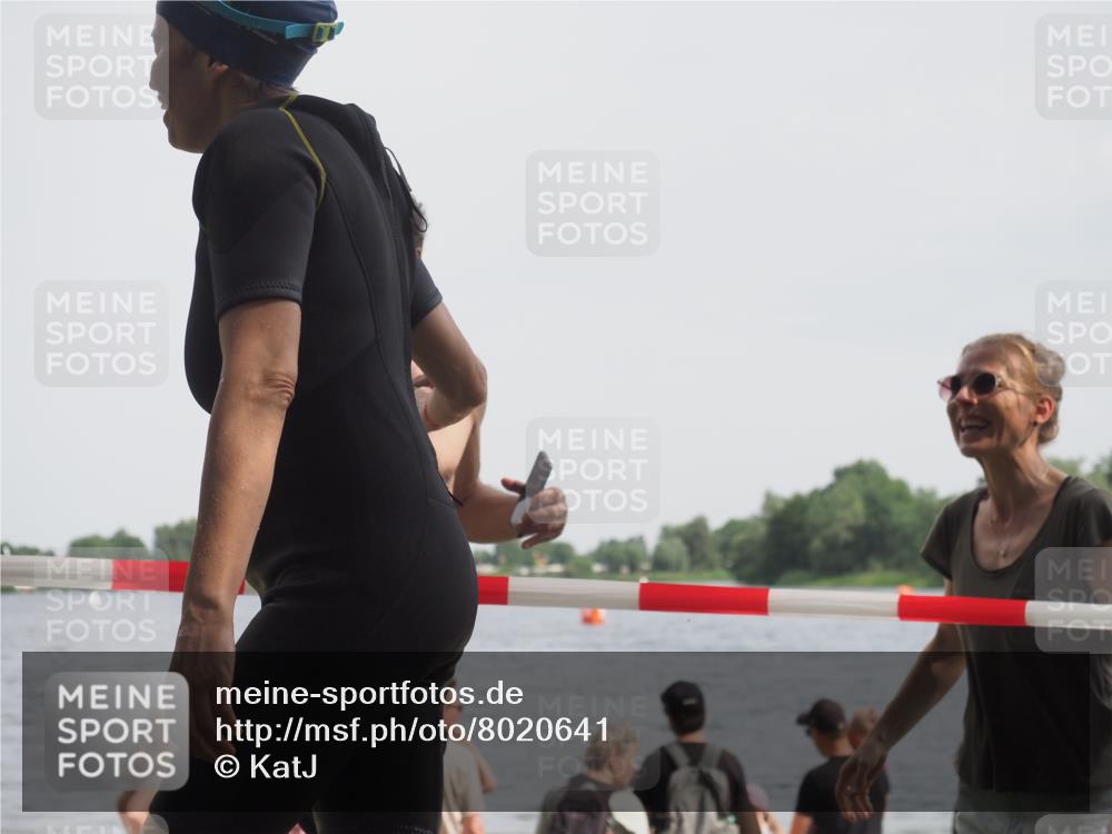 15.06.2025 - 27. Vierlanden-Triathlon KatJ http://msf.ph/oto/8020641 15.06.2025 10:20:42 Schwimmen 619 meine-sportfotos.de