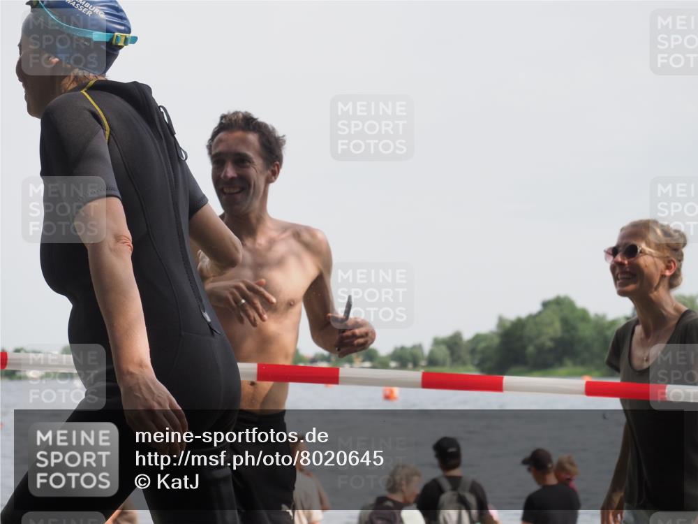 15.06.2025 - 27. Vierlanden-Triathlon KatJ http://msf.ph/oto/8020645 15.06.2025 10:20:42 Schwimmen 619 meine-sportfotos.de