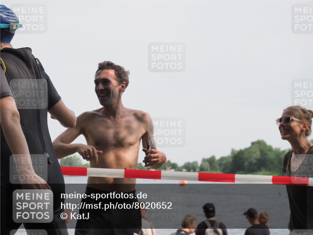 15.06.2025 - 27. Vierlanden-Triathlon KatJ http://msf.ph/oto/8020652 15.06.2025 10:20:42 Schwimmen 619 meine-sportfotos.de