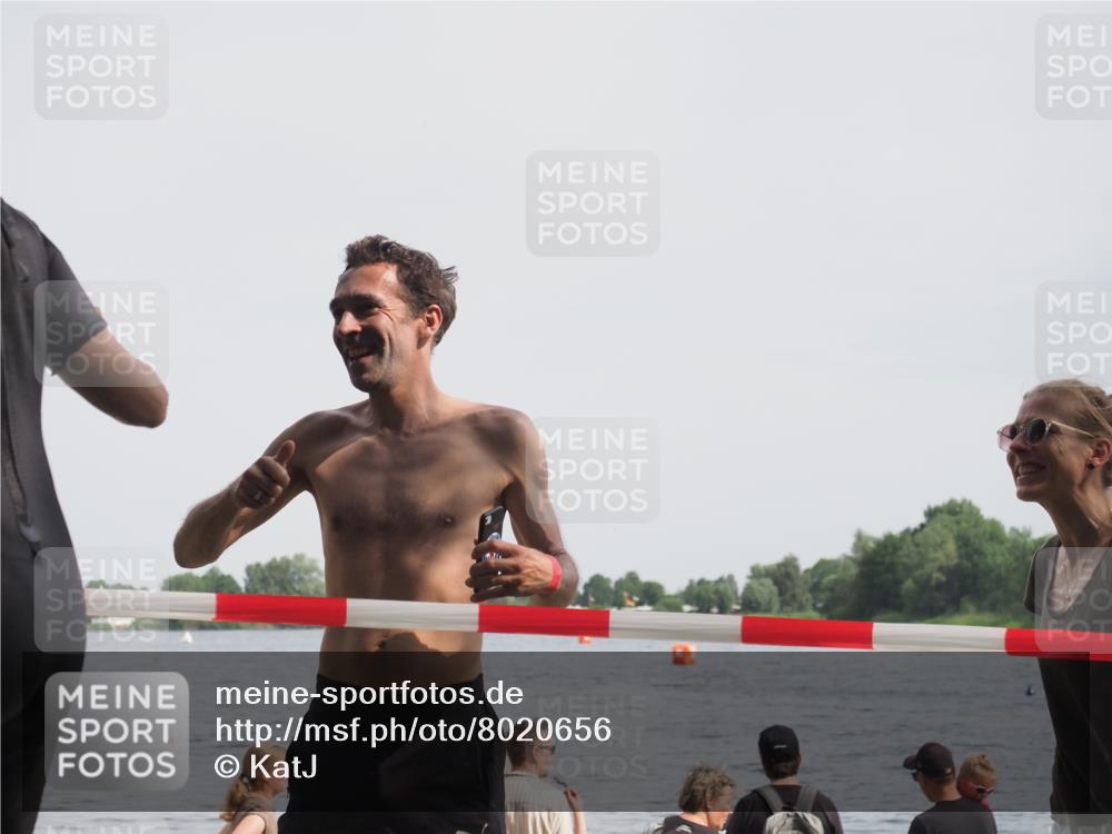 15.06.2025 - 27. Vierlanden-Triathlon KatJ http://msf.ph/oto/8020656 15.06.2025 10:20:42 Schwimmen 619 meine-sportfotos.de