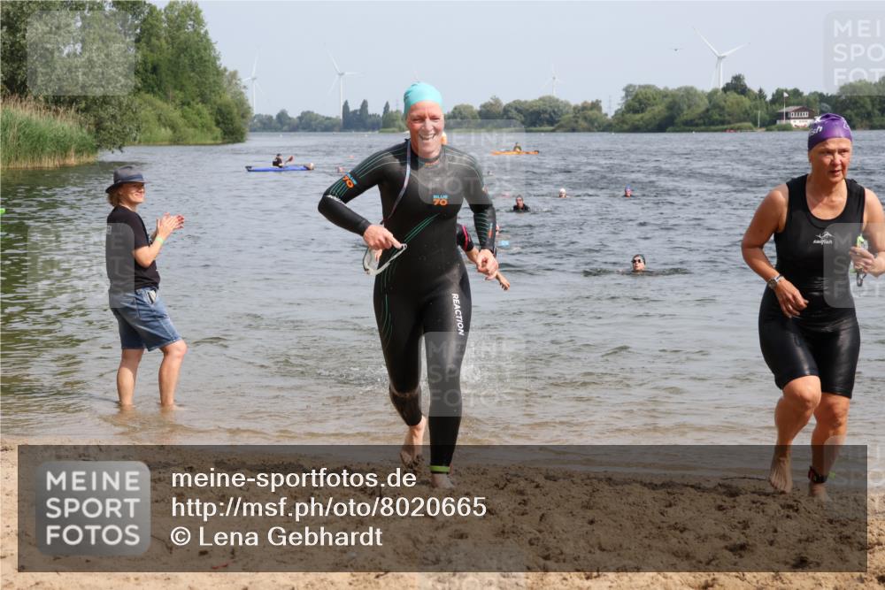 15.06.2025 - 27. Vierlanden-Triathlon Lena Gebhardt http://msf.ph/oto/8020665 15.06.2025 10:18:02 Schwimmen 515, 550, 571, 629 meine-sportfotos.de