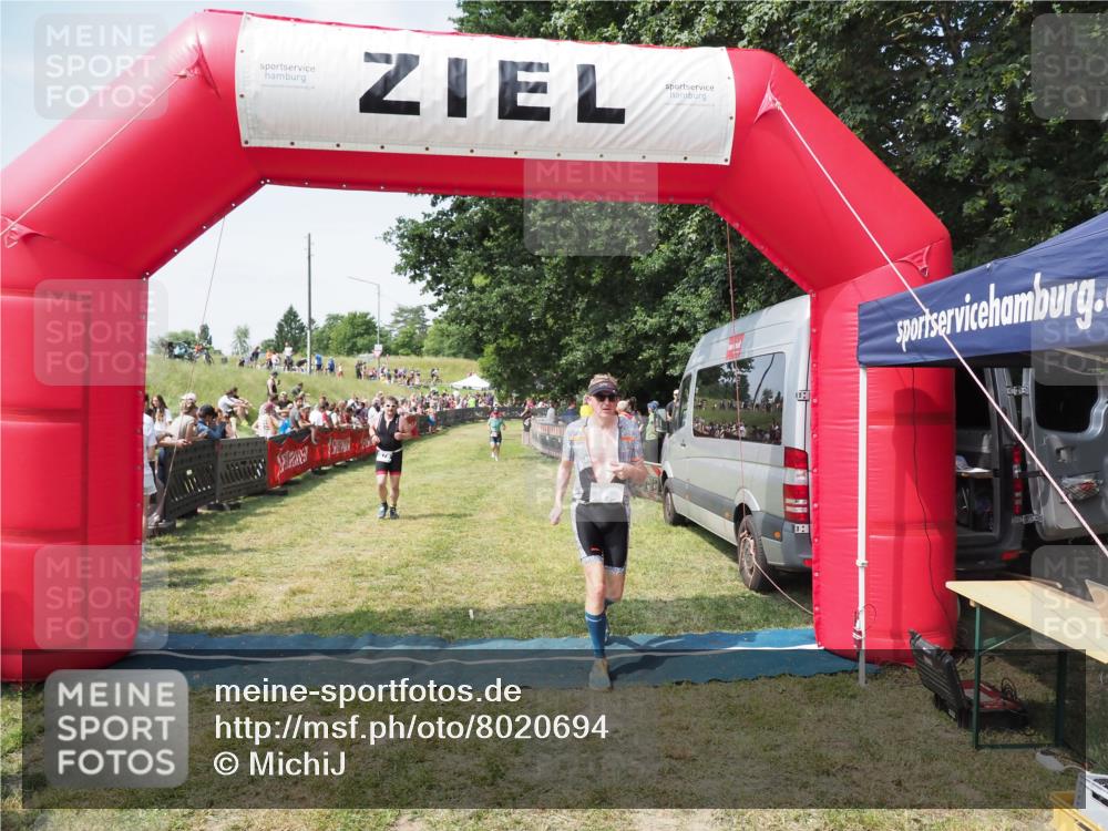 21.06.2025 - 27. Vierlanden-Triathlon MichiJ http://msf.ph/oto/8020694 15.06.2026 11:36:16 Ziel 378, 403 meine-sportfotos.de