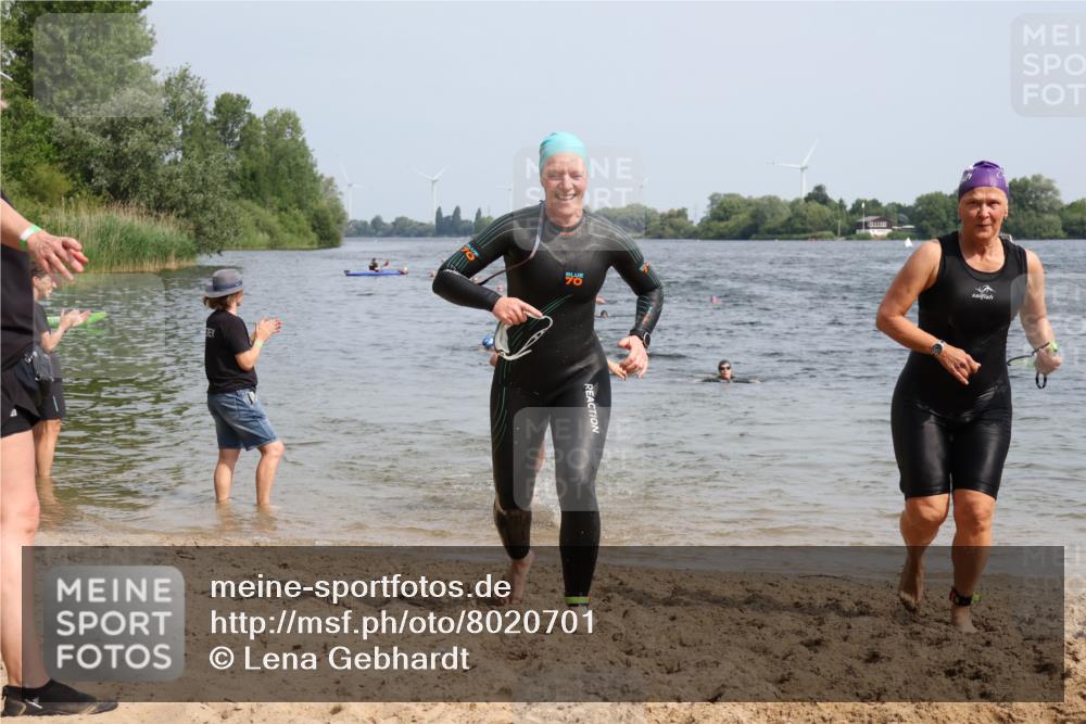 15.06.2025 - 27. Vierlanden-Triathlon Lena Gebhardt http://msf.ph/oto/8020701 15.06.2025 10:18:03 Schwimmen 515, 550, 571, 629 meine-sportfotos.de