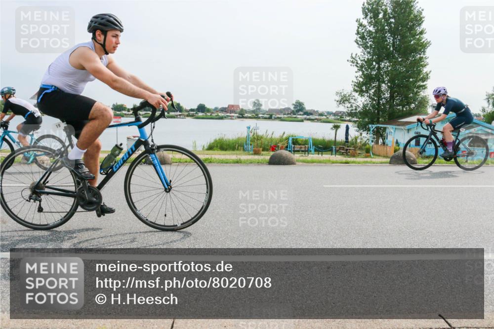 15.06.2025 - 27. Vierlanden-Triathlon H.Heesch http://msf.ph/oto/8020708 15.06.2025 10:26:40 Radfahren 19, 220, 380, 526, 571 meine-sportfotos.de