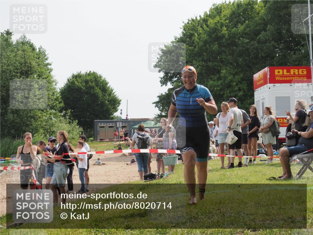 15.06.2025 - 27. Vierlanden-Triathlon KatJ http://msf.ph/oto/8020714 15.06.2025 10:22:03 Schwimmen 538 meine-sportfotos.de