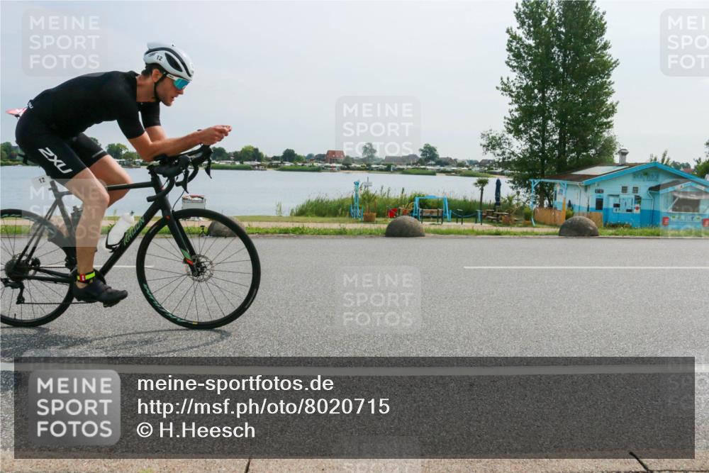 15.06.2025 - 27. Vierlanden-Triathlon H.Heesch http://msf.ph/oto/8020715 15.06.2025 10:26:46 Radfahren 12, 162, 194, 445, 526, 571 meine-sportfotos.de