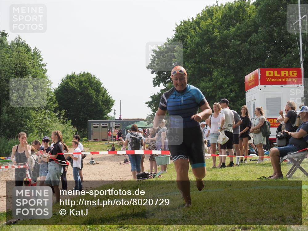 15.06.2025 - 27. Vierlanden-Triathlon KatJ http://msf.ph/oto/8020729 15.06.2025 10:22:04 Schwimmen 538 meine-sportfotos.de
