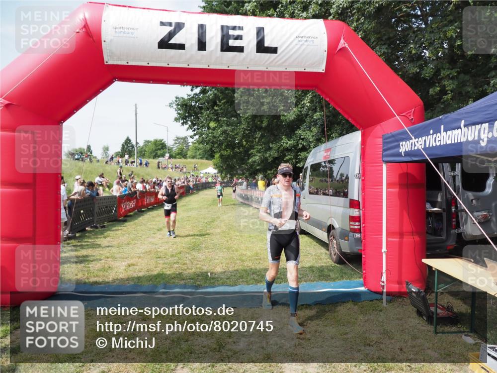 21.06.2025 - 27. Vierlanden-Triathlon MichiJ http://msf.ph/oto/8020745 15.06.2026 11:36:16 Ziel 378, 403 meine-sportfotos.de