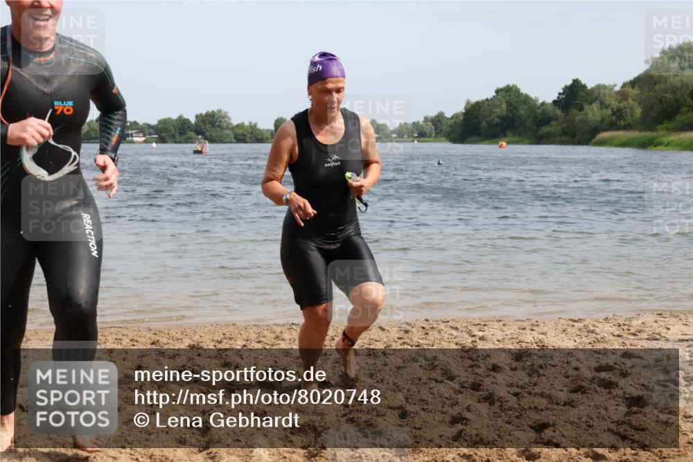 15.06.2025 - 27. Vierlanden-Triathlon Lena Gebhardt http://msf.ph/oto/8020748 15.06.2025 10:18:04 Schwimmen 515, 550, 571, 629 meine-sportfotos.de