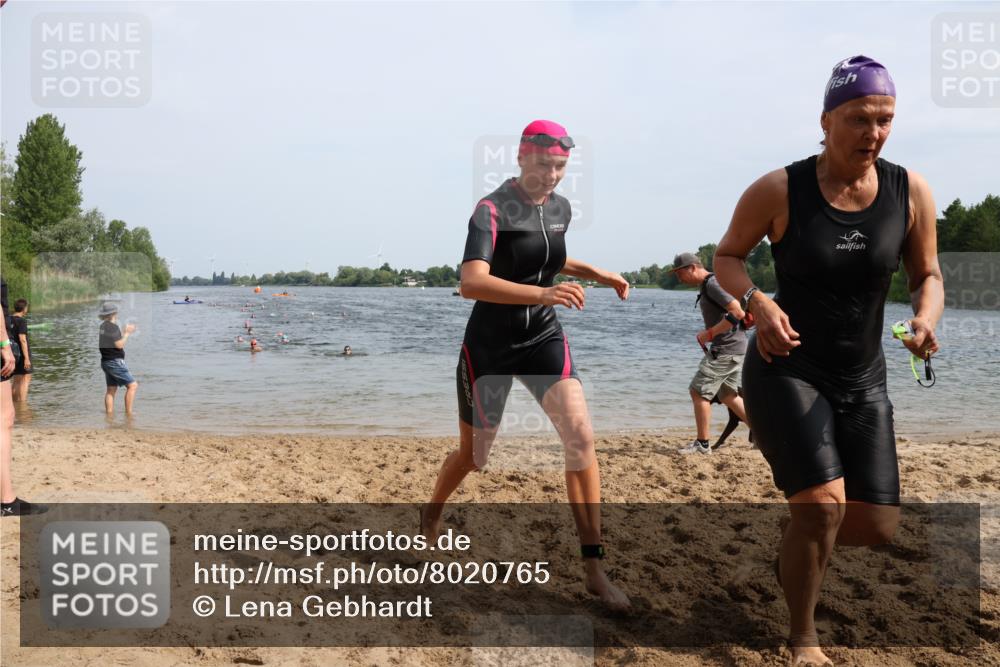 15.06.2025 - 27. Vierlanden-Triathlon Lena Gebhardt http://msf.ph/oto/8020765 15.06.2025 10:18:05 Schwimmen 515, 550, 568, 629 meine-sportfotos.de