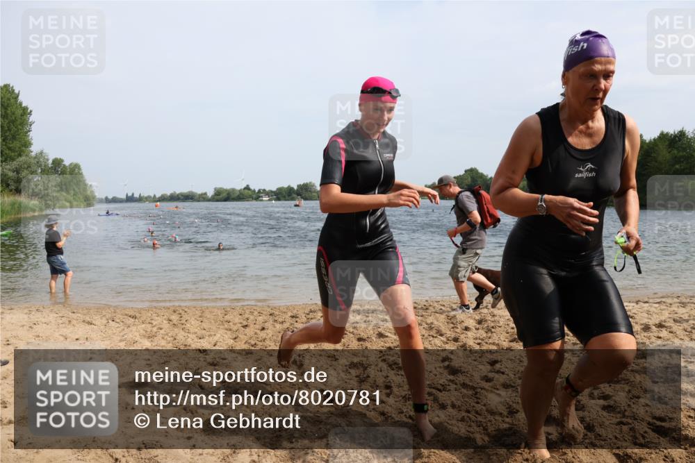 15.06.2025 - 27. Vierlanden-Triathlon Lena Gebhardt http://msf.ph/oto/8020781 15.06.2025 10:18:05 Schwimmen 515, 550, 568, 629 meine-sportfotos.de