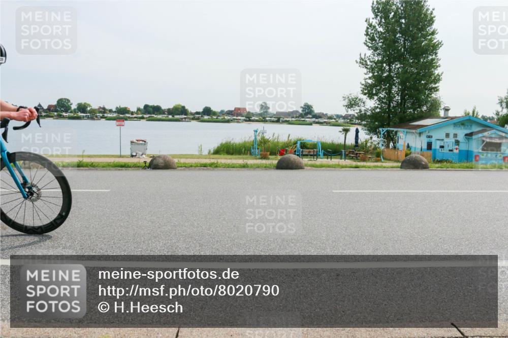15.06.2025 - 27. Vierlanden-Triathlon H.Heesch http://msf.ph/oto/8020790 15.06.2025 10:27:03 Radfahren 35, 288, 479, 557, 588 meine-sportfotos.de