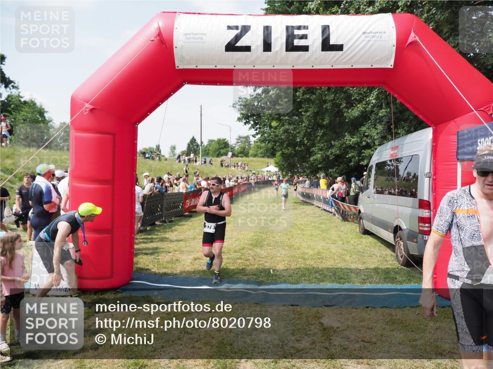21.06.2025 - 27. Vierlanden-Triathlon MichiJ http://msf.ph/oto/8020798 15.06.2026 11:36:18 Ziel 378, 403 meine-sportfotos.de