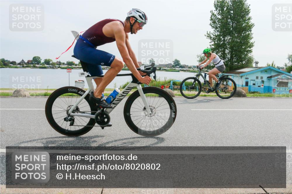 15.06.2025 - 27. Vierlanden-Triathlon H.Heesch http://msf.ph/oto/8020802 15.06.2025 10:27:05 Radfahren 35, 288, 557, 574, 588 meine-sportfotos.de