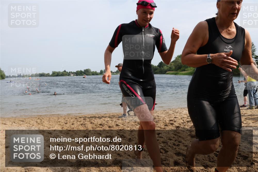 15.06.2025 - 27. Vierlanden-Triathlon Lena Gebhardt http://msf.ph/oto/8020813 15.06.2025 10:18:06 Schwimmen 515, 550, 568, 629 meine-sportfotos.de